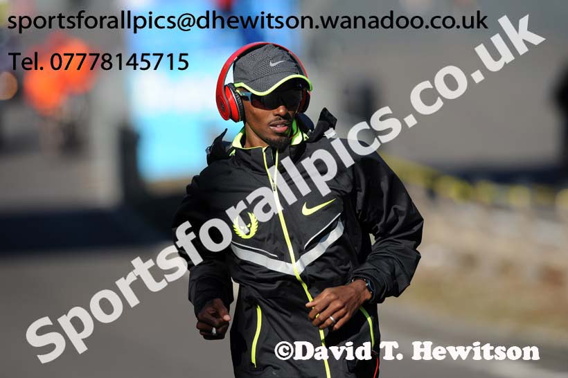 Mo Farah warming up befor the start of the 2014 BUPA Great North Run. Photo: David T. Hewitson/Sports for All Pics